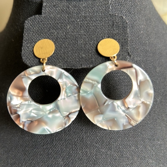 Abalone Look Post Earrings - Picture 3 of 4